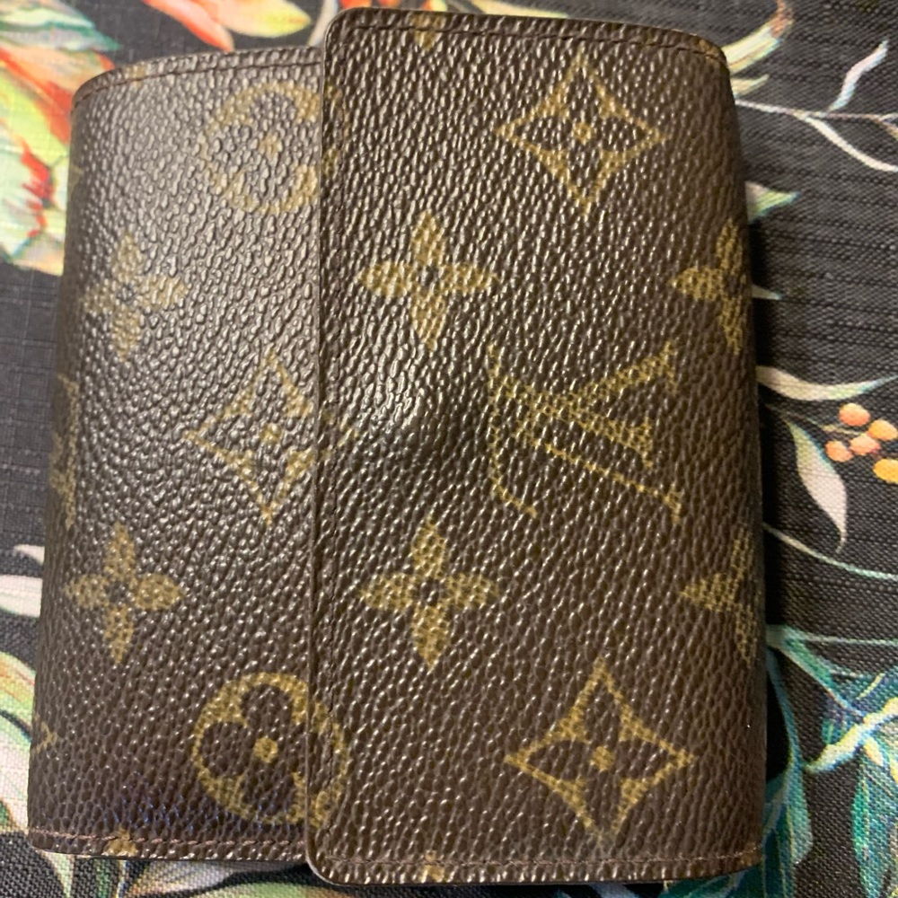 LV Wallet. Clean withNo stains or rips.Excellent used condition.